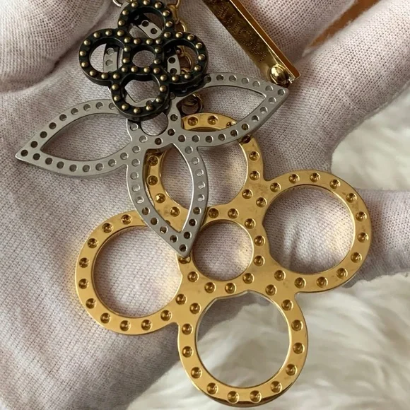 LV Fleur d’Épi Bag Charm / Key Holder ✨ - Picture 8 of 15